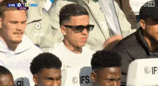 仍在队内停赛中!镜头给到墨镜版恩佐