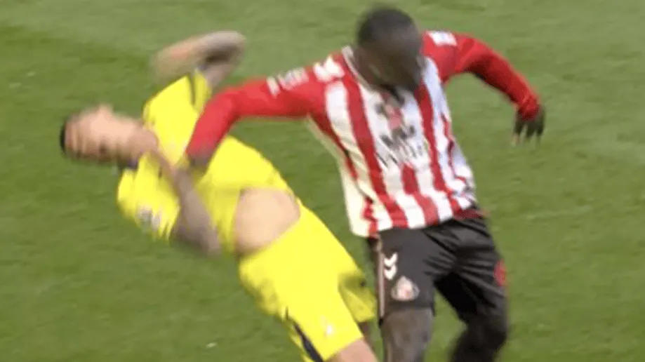 PP电子官方-布罗比肘击波罗仅染黄,球迷愤怒:换成罗梅罗早被终身禁赛